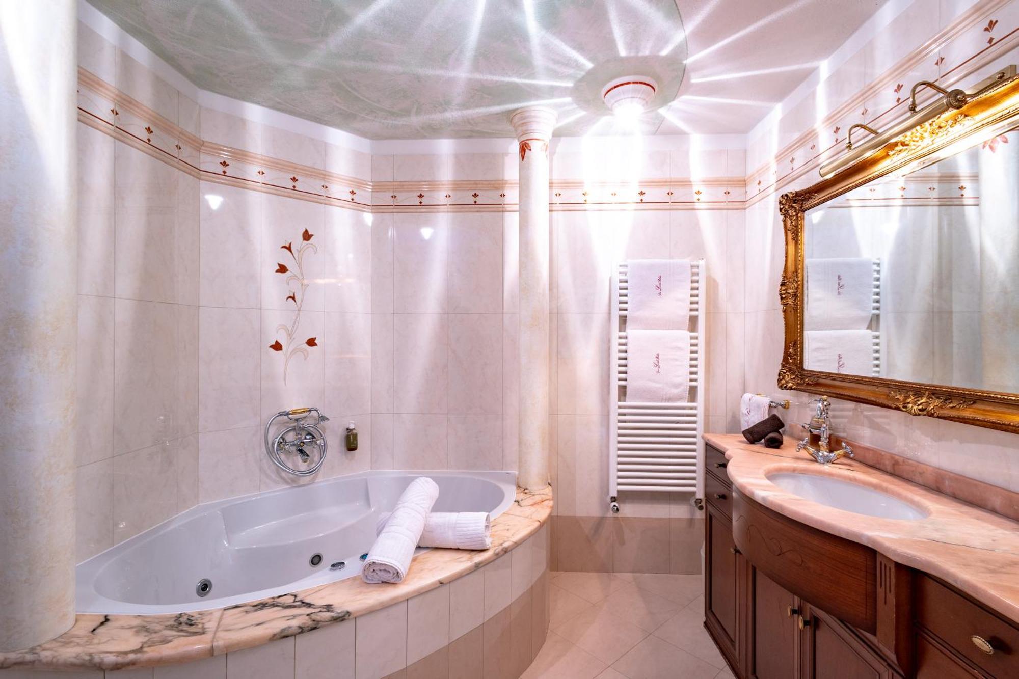 B&B Das Land-Palais - Private Mountain Hideaway Selva dei Molini Bagian luar foto